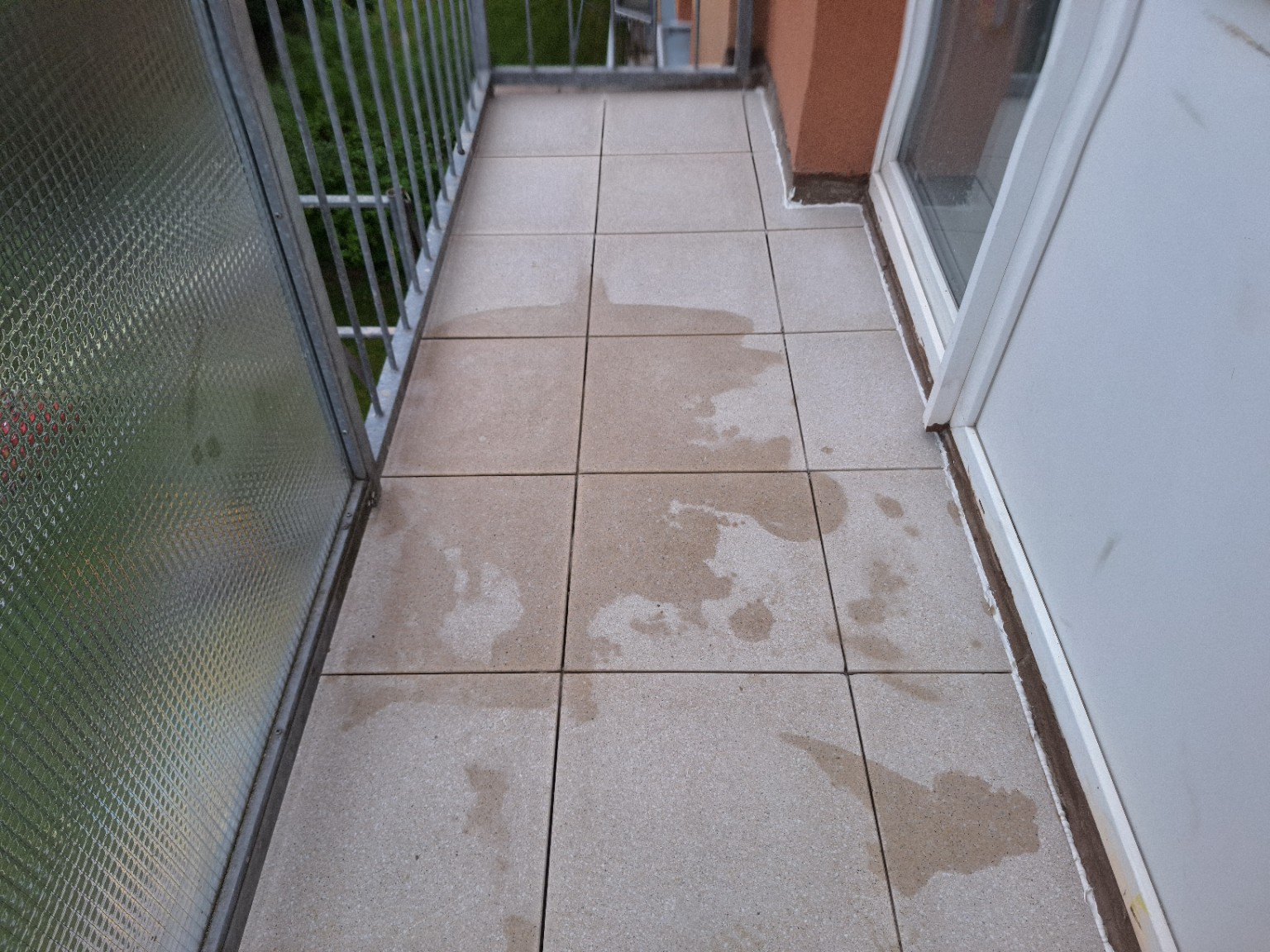 Rekonstrukce balkónů: nová dlažba