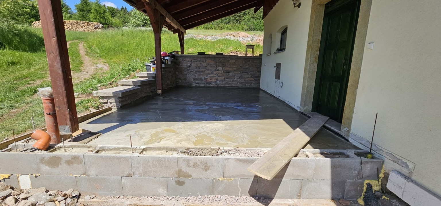 Přístřešek u vchodu do domu: pokládka dlažby